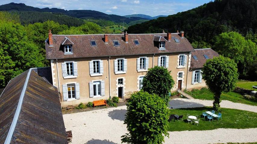 Gîte pour 2 personnes, avec jardin et vue à Larochemillay