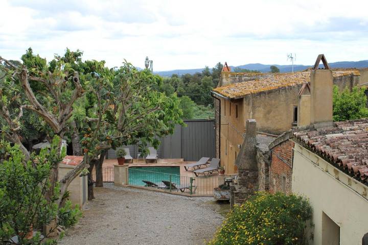 Casa rural para 2 personas, con piscina y balcón además de vistas y jardín en Cruilles