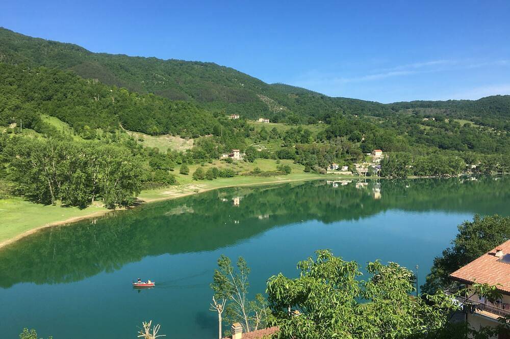 Ganze Wohnung, House on the lake Grandma Gio ' in Colle di Tora, Terminillo