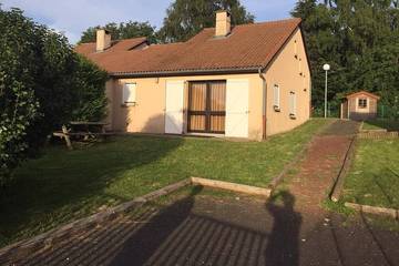 Gîte pour 6 personnes, avec terrasse et jardin dans Lac de Naussac
