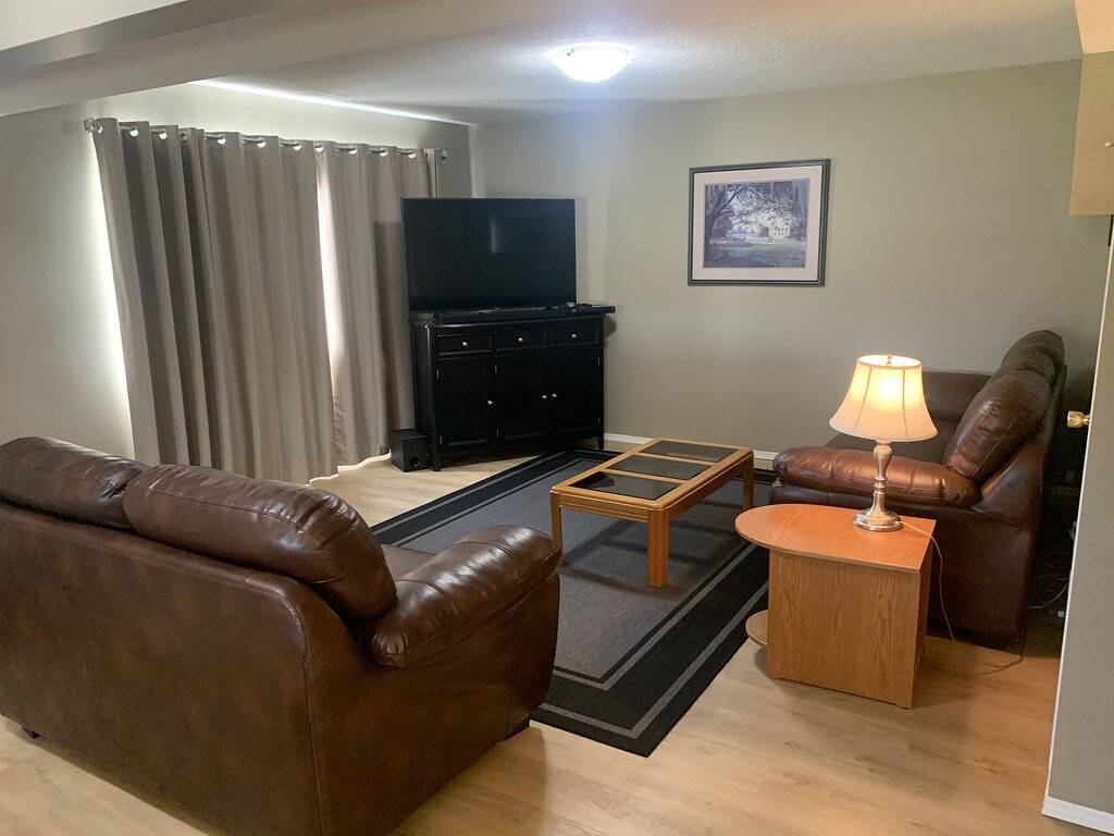 Large house - 1600 sq ft, Large Acreage - 3 minutes south of Red Deer Alberta in Red Deer