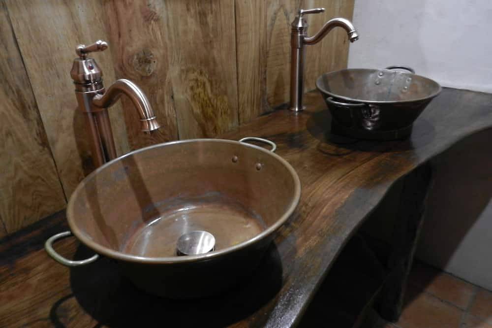 Le Gîte du Goubelin : féérie, piscine et jacuzzi in Calleville, Région de Bernay