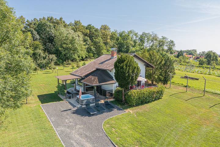 House VilAna: Jacuzzi, Garden & BBQ in Eslovenia