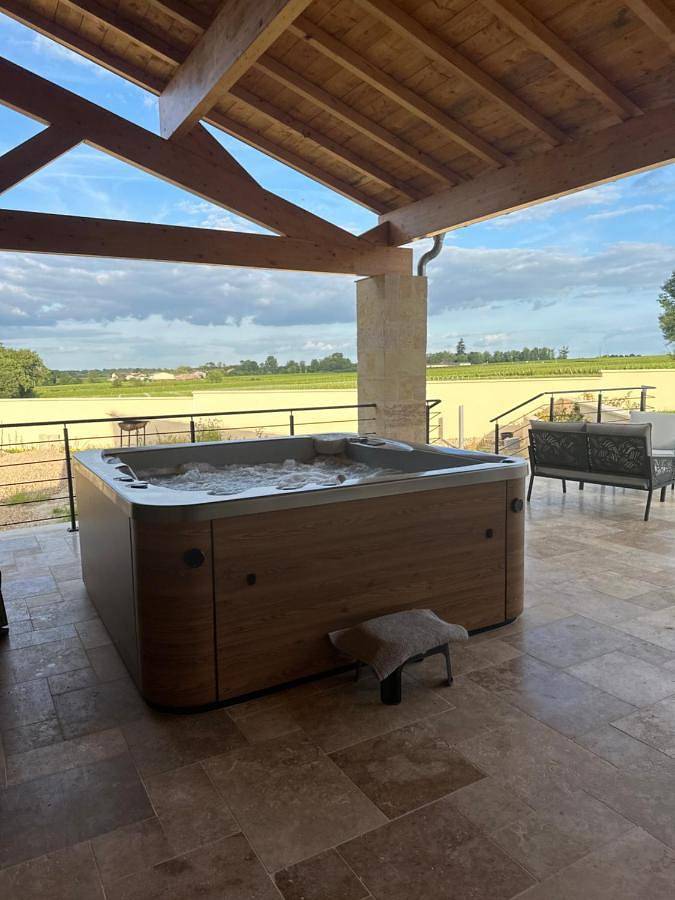 Gîte pour 4 personnes, avec vue ainsi que piscine et jardin à Lussac - 4