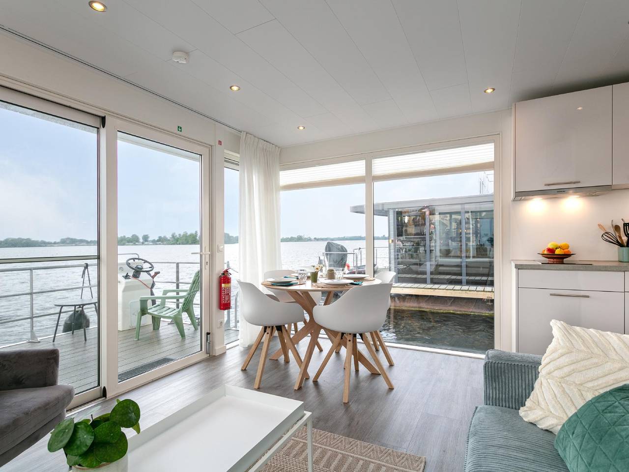 Moderne huisboot met airco in de haven in Maasbommel, Betuwe