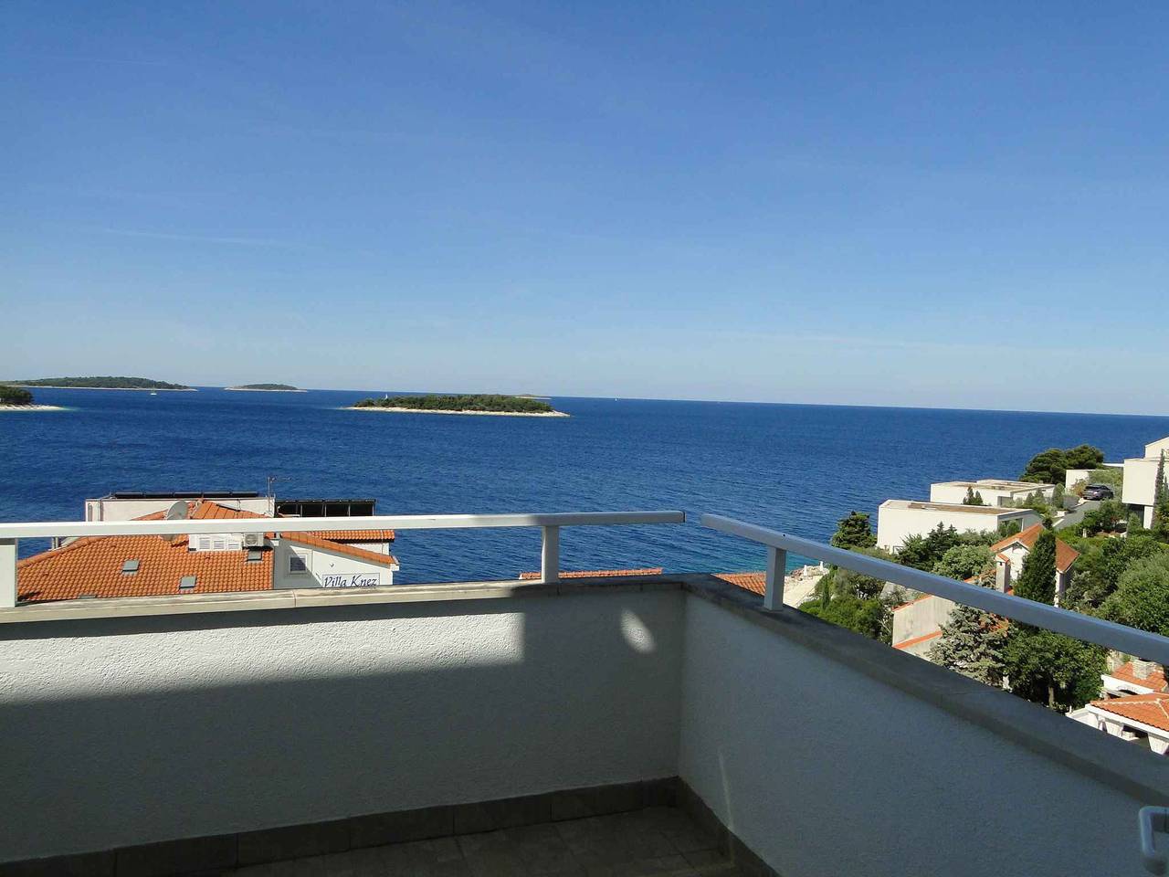 Hel ferieleilighet, Holiday flat with balcony and sea view  in Primosten, Šibenik-Knin