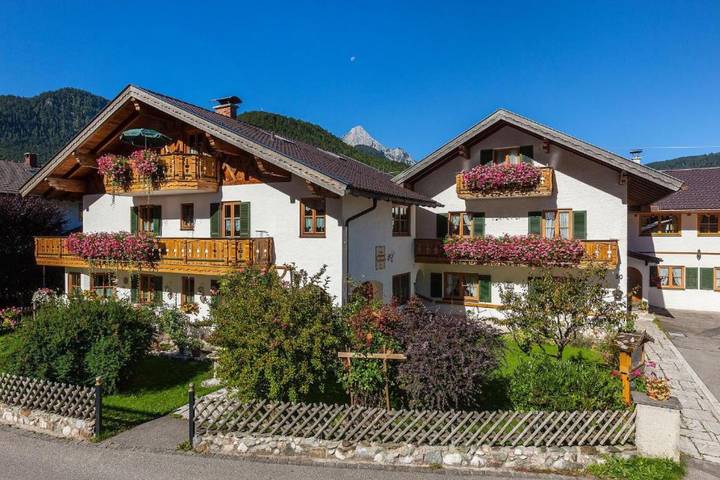 Entire apartment, Apartment 'Wetterstein' with Mountain View, Balcony and Wi-Fi in Mittenwald, Bavarian Alps