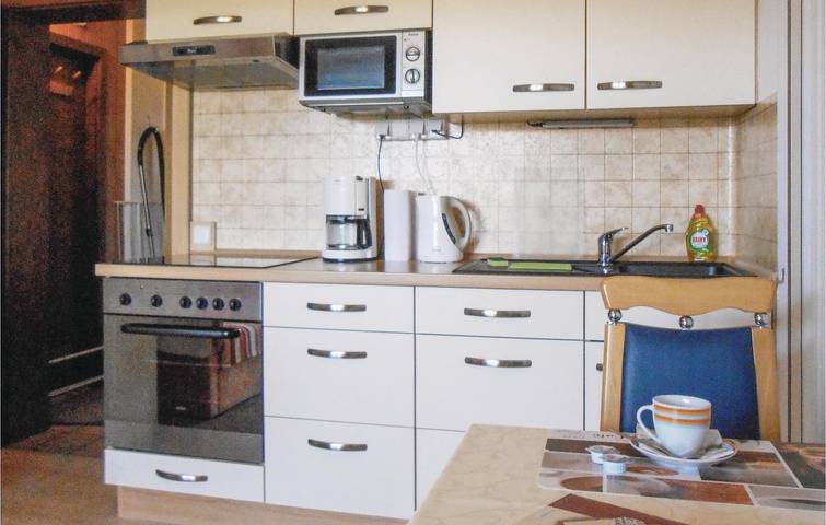 Entire holiday apartment, Cozy Apartment with Terrace & Parking, 1.5km to Referinghausen in Düdinghausen, Medebach