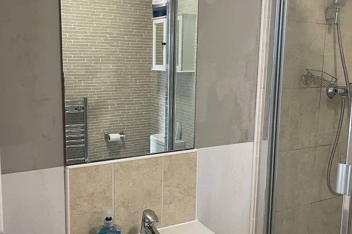 Appartement entier, Beautiful en-suite room, near train station. in Wolverhampton, Région de Birmingham