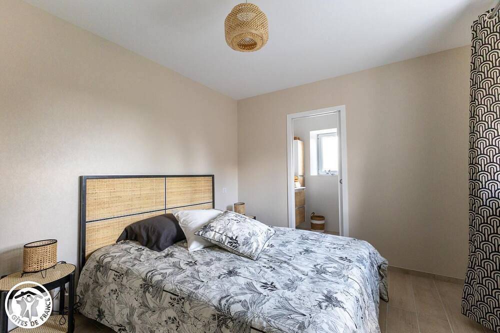 Magnifique Maison Indépendante en Pierre Totalement Rénovée Dans un Petit Hameau Paisible in Tralaigues, Puy-de-Dôme