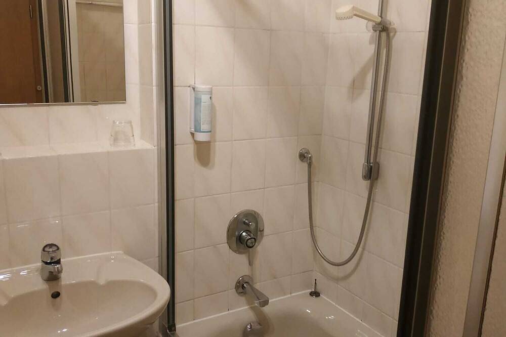 Apartamento inteiro, Familienzimmer Classic, Retro Ohne Balkon, 1 Doppelbett+2 Einzelbette in Donaueschingen, Central Black Forest