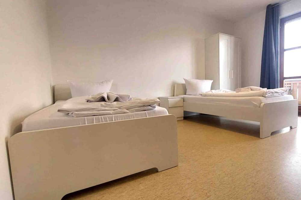Ganze Wohnung, (Sta1043) gut geschnittene Monteurwohnung mit Balkon in Stamsried, Ostbayern