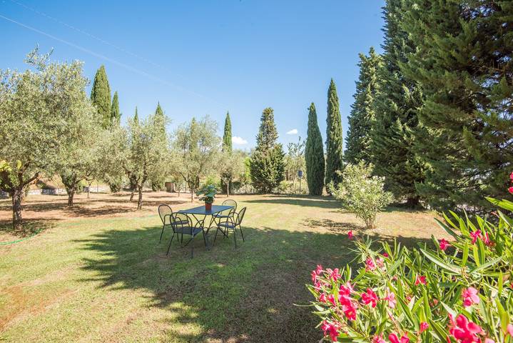 Entire apartment, Apartment 'Podere San Lorenzo' with Private Garden and Wi-Fi in Siena, Siena Province