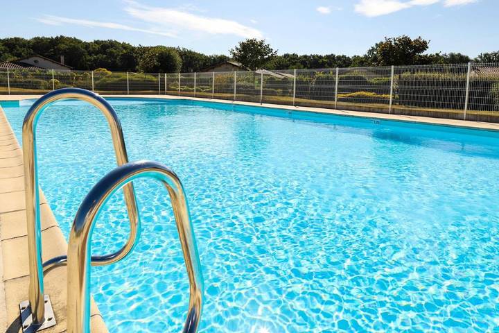 Location de vacances pour 6 personnes, avec jardin et bassin pour enfant ainsi que piscine et vue, animaux acceptés à Les Forges