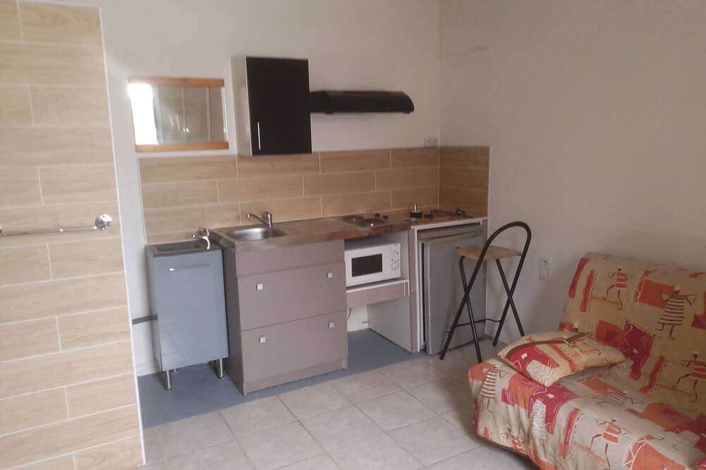 Ganze Wohnung, Small studette with garden view in Cuers, Toulon Region