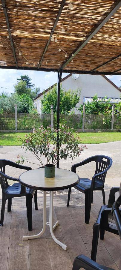 Appartement entier, Three-Bedroom Apartment in Saint-Martin-sur-Ocre, Région de Montargis