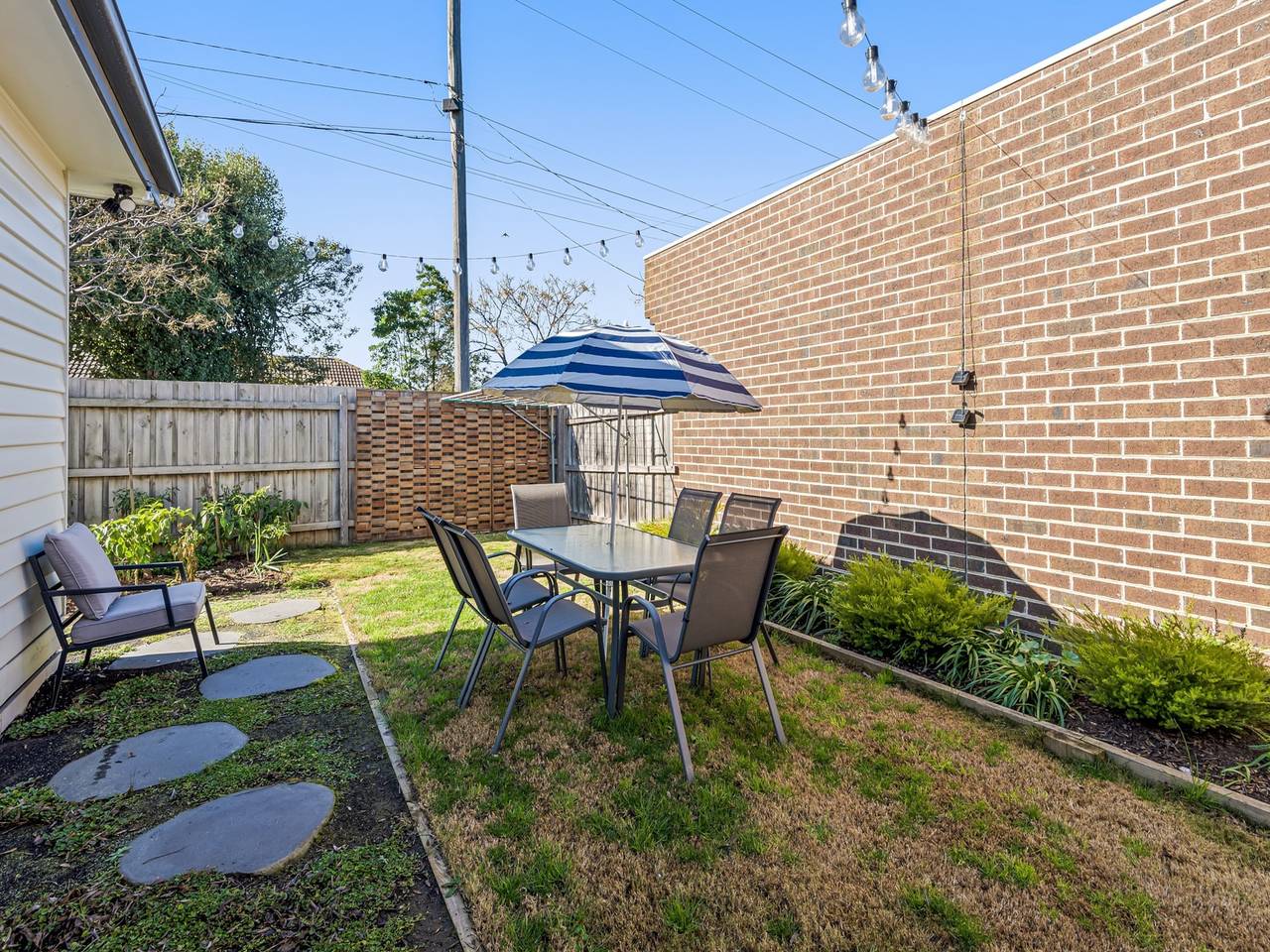 Entire apartment, Spacious 3-Bed With Outdoor Dining Near Airport in Melbourne, Moonee Valley City