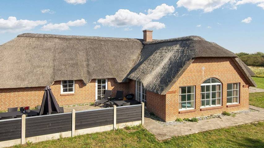 Ferieudlejning for 13 personer, med pool og jacuzzi samt sauna, husdyr tilladt i Ulfborg