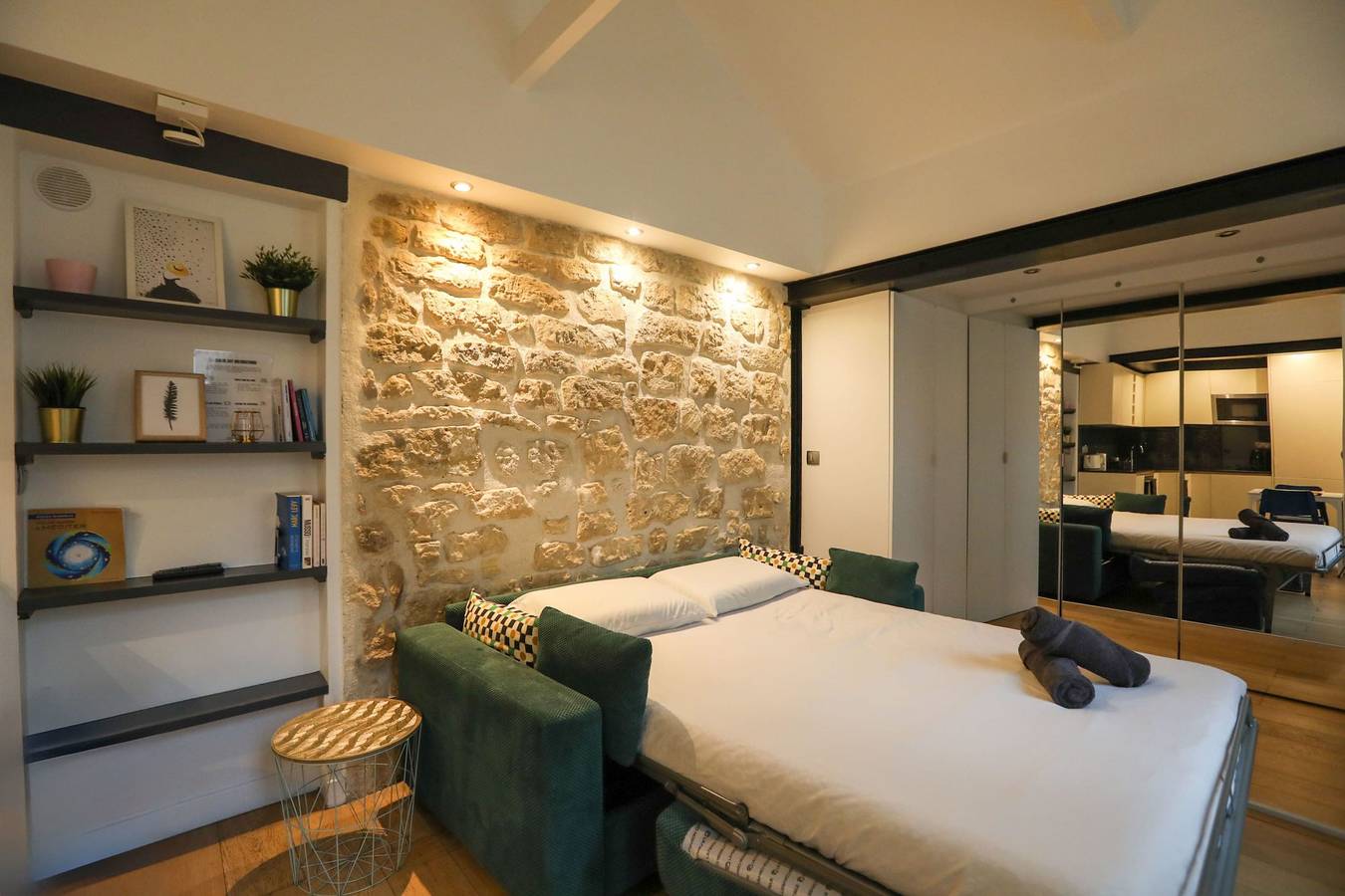 Studio entier, Charmant studio au cœur du 17ᵉ idéal pour 2 in Paris, Île de France