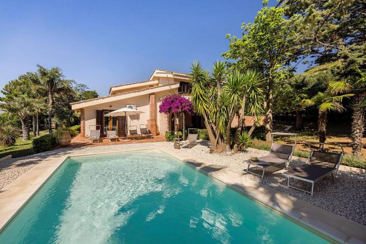 Villa per 7 persone, con giardino e piscina nonché panorama in Partinico