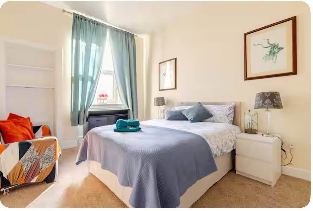 Entire holiday apartment, 3 Bed Central Apartment - Pet Friendly & Parking in Edinburgh, Edinburgh and Lothian