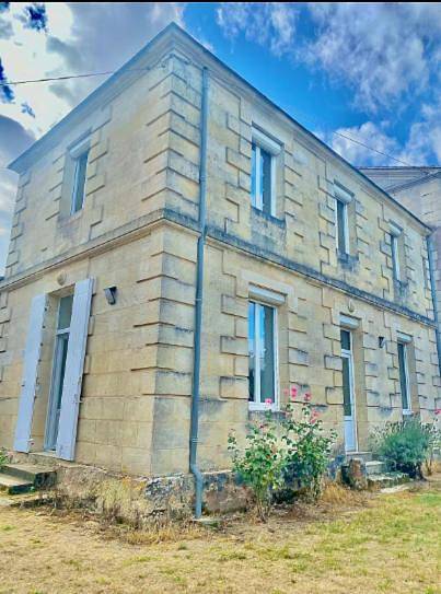 Location de vacances pour 6 personnes, avec vue et jardin à Nérigean