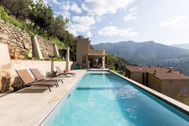 Location de vacances pour 4 personnes, avec jardin à Belgodère