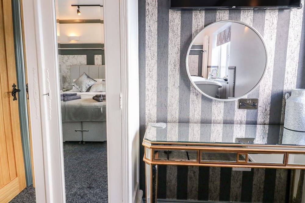 Lock View - Nordic Spa, pet friendly, with hot tub in Gargrave in Gargrave, Yorkshire Dales National Park