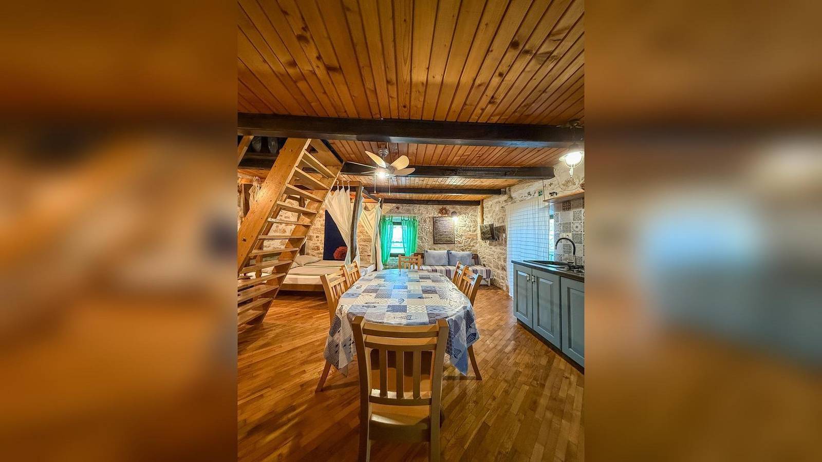 Ganze Ferienwohnung, 2etage app mit Terasse und Garten 60meter von Meer in Betina, Murter