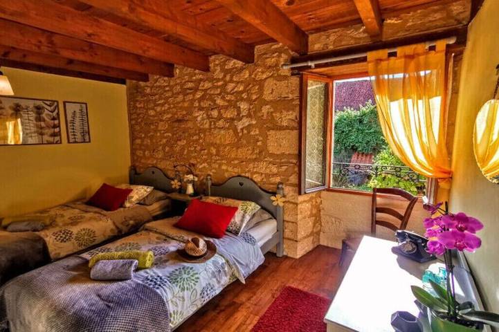 Gîte pour 6 personnes, avec terrasse ainsi que piscine et jardin, animaux acceptés dans Les Eyzies - 4