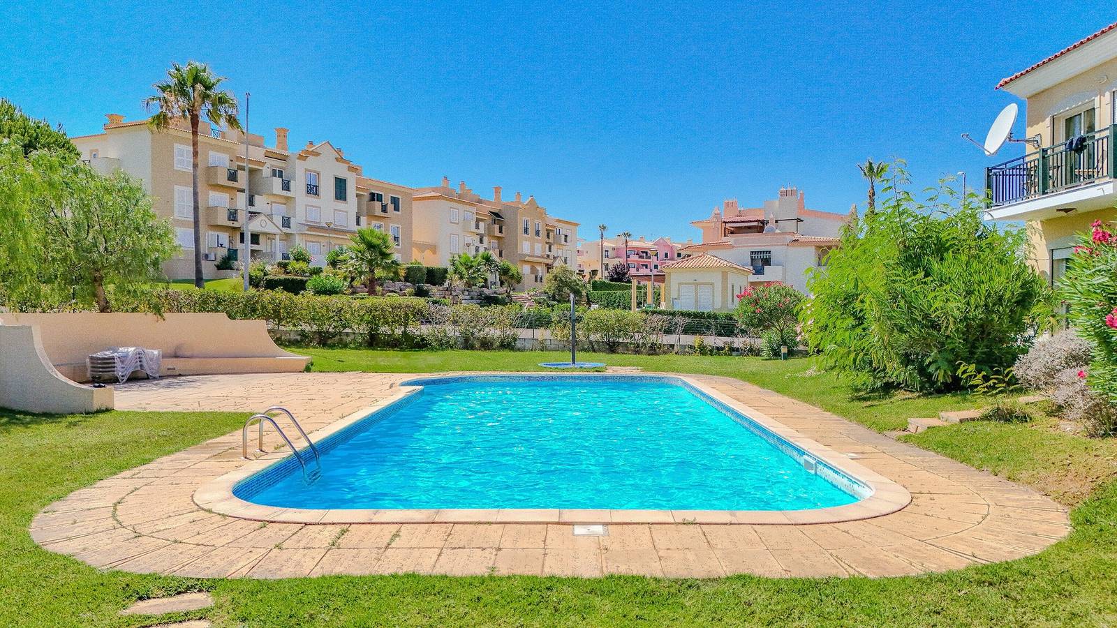 Apartamento entero, Casa de vacaciones 'Bragança Paradise' con piscina compartida, Wi-Fi y aire acondicionado in Albufeira, Distrito de Faro