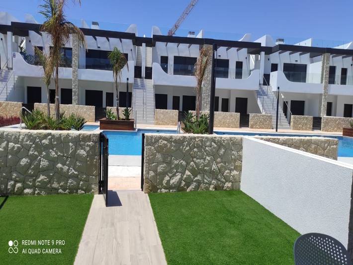 Location de vacances pour 4 personnes, avec piscine ainsi que jardin et bassin pour enfant, adapté aux familles dans Punta Prima (Alicante)