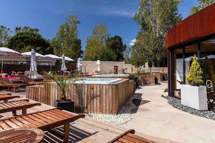 Camping pour 4 personnes, avec terrasse ainsi que piscine et sauna à Vendres - 3