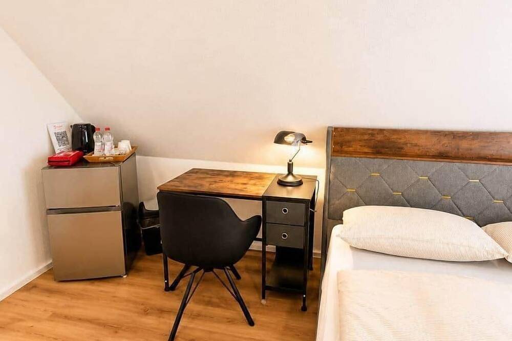Room with 160 cm bed + sofa bed & workspace room :22 in Wuppertal, Bergisch region