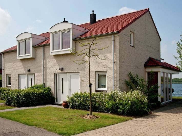Vakantiehuis voor 4 personen, with Terras and Tuin as well as Uitzicht op het meer in Heel