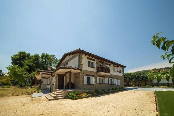 Chalet para 2 personas, con jardín además de jacuzzi y piscina en Provincia de Ávila