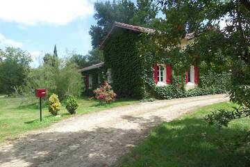 Location de vacances pour 8 personnes, avec terrasse et jardin à Bretagne-de-Marsan