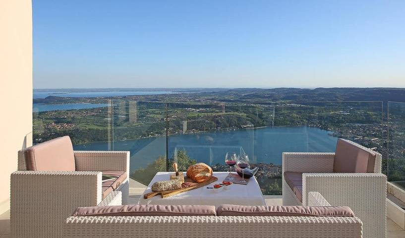 Ferienhaus für 8 Personen, mit Pool und Garten sowie Ausblick und Seeblick, mit Haustier