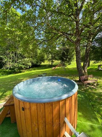 Gîte pour 15 personnes, avec jardin et vue, animaux acceptés à Bénaix