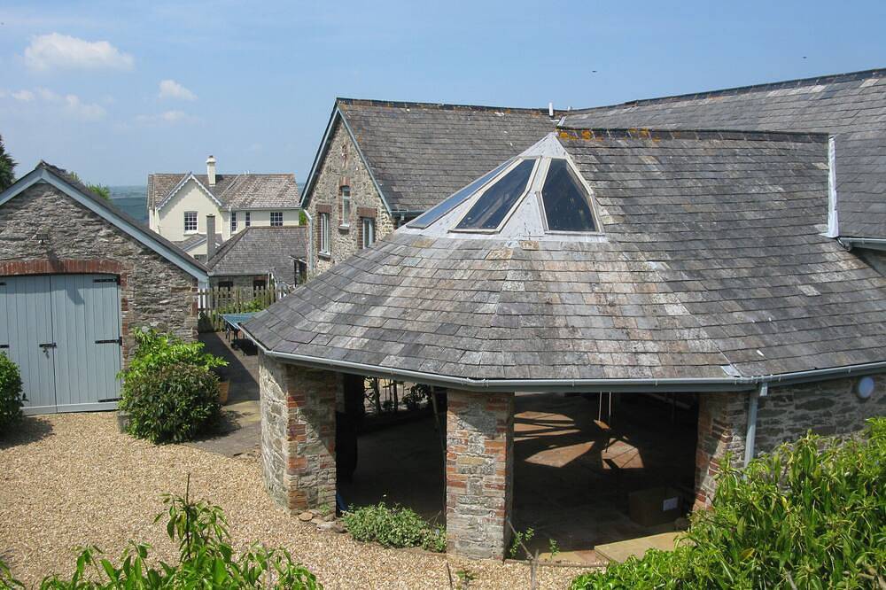 Stylish holiday barn walkable to beaches, coastal path and ferry to Salcombe in East Portlemouth, South Devon