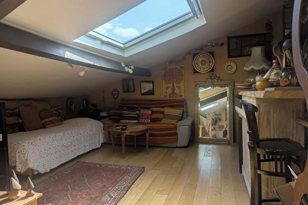 Appartement entier, Appartement cosy Paris-Les Lilas dans un quartier convivial avec métro et tram in Bagnolet, Seine-Saint-Denis