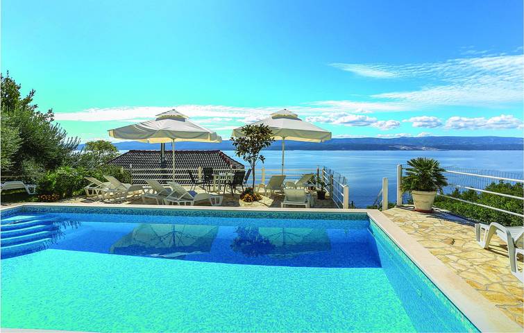 Ganze Ferienwohnung, Gemütliche Ferienwohnung mit Terrasse, 300 m vom Strand Juto entfernt in Mimice, Omis-Riviera