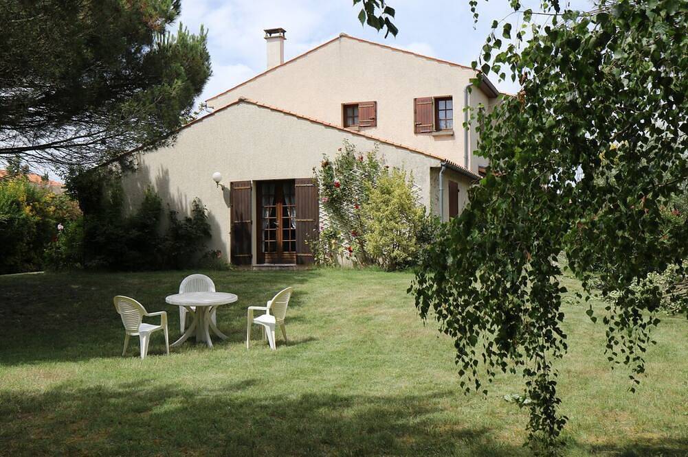 Villa 160 M ° Living Land And With Trees Of 1500 M ° Beautiful Building in Meschers-sur-Gironde, Saintes region
