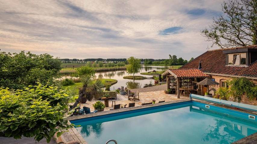 Hotel voor 2 personen, with Terras and Tuin as well as Zwembad and Sauna in Schoondijke