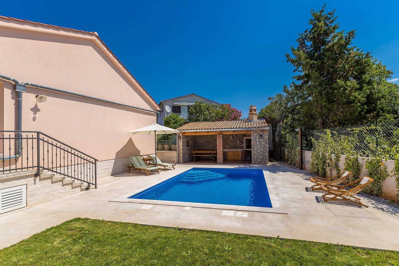 Charmantes Ferienhaus Villa Vita mit privatem Pool in Pinezici, Krk
