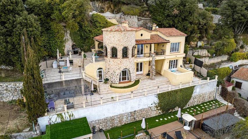 Villa pour 10 personnes, avec jardin ainsi que piscine et balcon à La Turbie