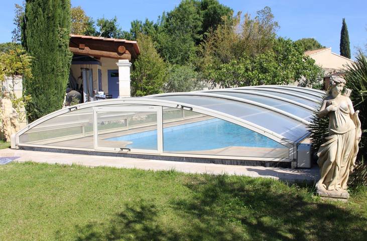 Gîte pour 4 personnes, avec terrasse ainsi que jardin et piscine à Sénas - 4