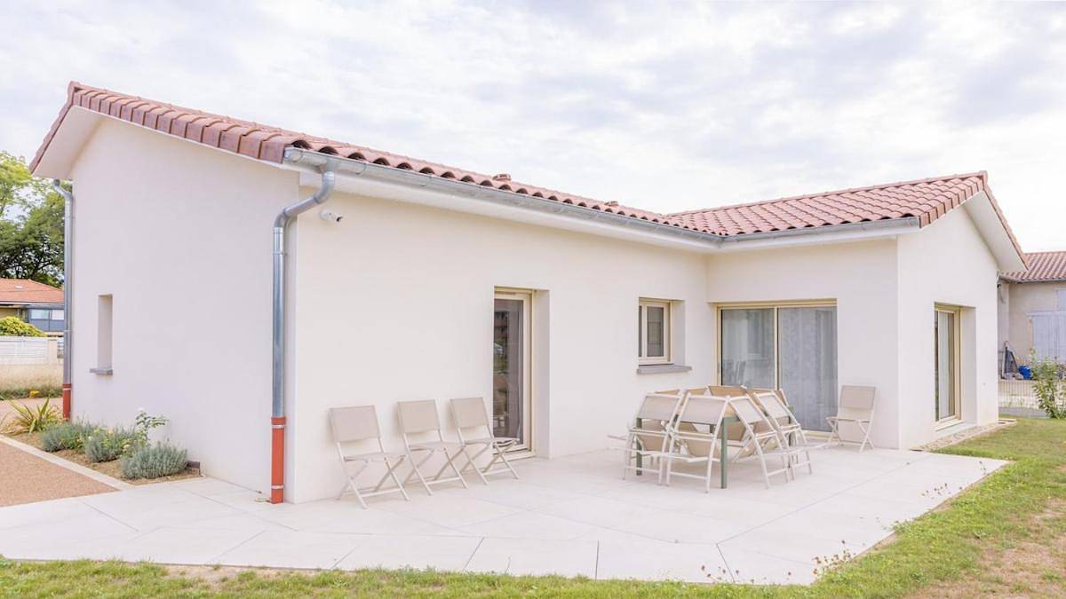 Three-Bedroom House in Mézériat, Région de Bourg-en-Bresse
