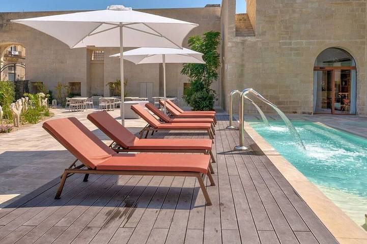 Chambre d’hôte pour 2 personnes, avec piscine ainsi que jacuzzi et jardin à Maglie