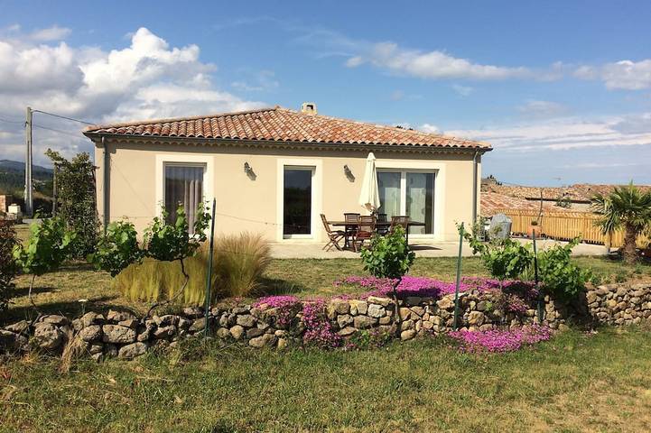 Location de vacances pour 8 personnes, avec jacuzzi et jardin, animaux acceptés à Lablachère